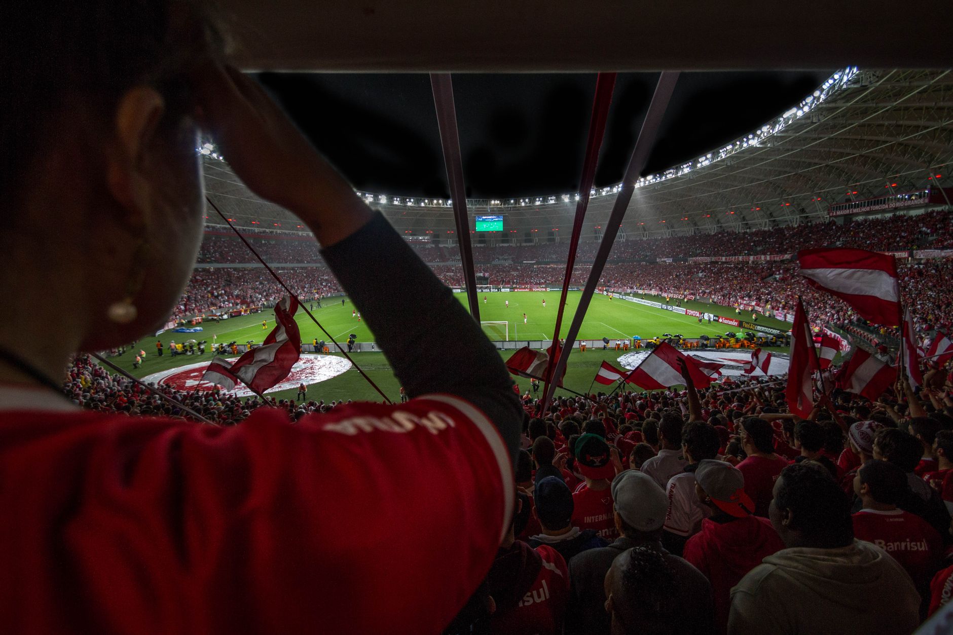 Estadio de fútbol lleno durante un partido — cobertura UniDoPeru