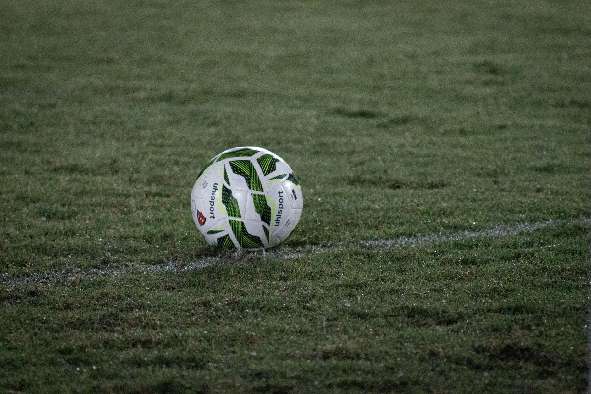 Balón de fútbol sobre el césped — pronósticos de partidos